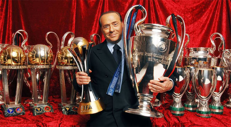 Сильвио Берлускони с кубками клуба Милан